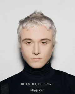 Osoba z krótkimi, jasnymi włosami o teksturowanym cięciu, minimalistyczny portret na jasnym tle fryzjer warszawa