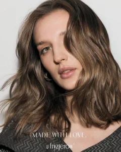 Kobieta z włosami średniej długości, falowane brązowe włosy, naturalna stylizacja fryzjer warszawa