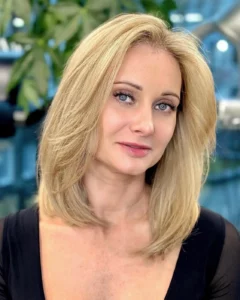 Kobieta z blond włosami średniej długości po stylizacji, naturalny efekt, ujęcie w salonie fryzjerskim ufryzjerow.pl